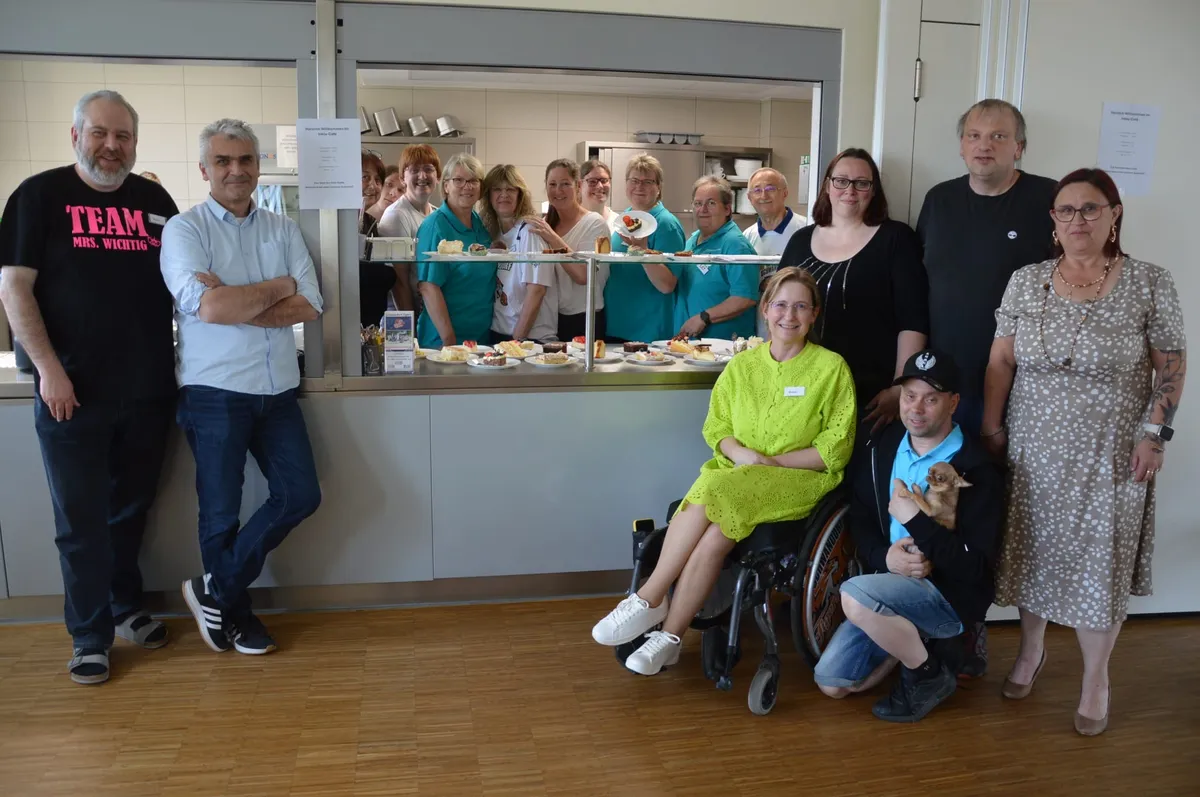 Das Inklu-Café-Team mit Gästen Das Inklu-Café-Team mit Gästen im Mehrgenerationenhaus